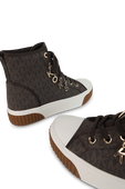 נעלי סניקרס מונוגרמיות חומות ברכיסה גבוהה עם תליונים מוזהבים MICHAEL KORS