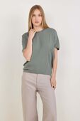 תמונת דוגמן קידמית של Cotton-Modal Dolman T-Shirt