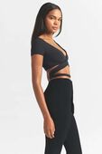 תמונת תקריב דוגמן של FITS EVERYBODY WRAP SUPER CROPPED T-SHRT