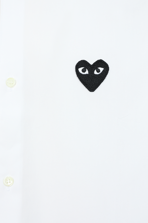 חולצה מכופתרת לבנה עם סמל הלב בגוון שחור COMME des GARCONS