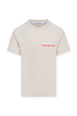 חולצת טי עם לוגו רקום בגב בגוון אוף וויט CALVIN KLEIN