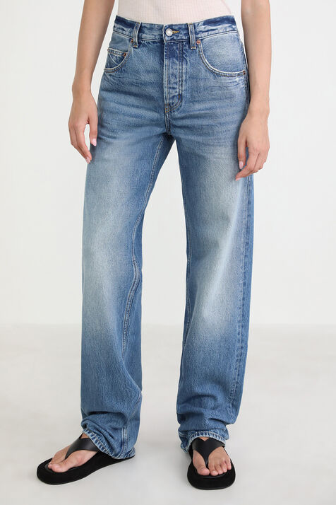 מכנסי ג'ינס בגזרת אוברסייז
