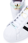 תמונת תקריב של Superstar Bold Shoes in White and Frozen Green