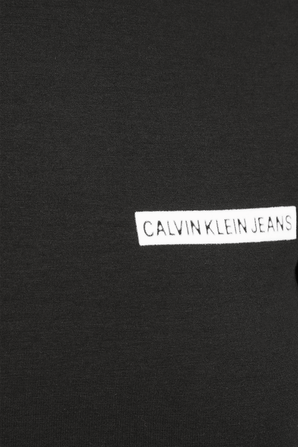 חולצת טי שחורה וקצרה עם שם המותג על צד החזית CALVIN KLEIN