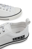 נעלי סניקרס עם תגית ממותגת בגוון לבן VALENTINO GARAVANI