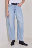 תמונת דוגמן קידמית של מכנסי ג'ינס רחבים