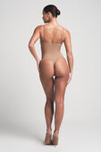 תמונת דוגמן אחורית של SKIMS ULTIMATE BODY THONG BODYSUIT