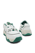 תמונת תקריב של נעלי ספורט קאטפיש בגווני לבן וירוק
