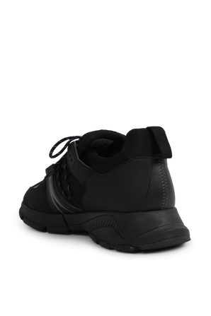 נעלי סניקרס שחורות בצללית ספורטיבית LACOSTE