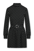 תמונה קידמית של שמלת מיני שחורה עם נקודות לבנות