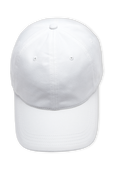 תמונת תקריב של כובע מצחייה לבן עם לוגו