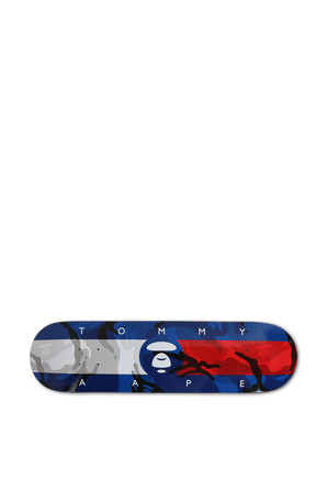 טומיXאייפ סקייטבורד בעיצוב מקומט בגווני כחול לבן ואדום AAPE