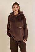 תמונת דוגמן קידמית של Plush Velour Oversized Hoodie