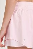 תמונת תקריב דוגמן של Shake It Out High-Rise Running Short 2.5''
