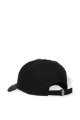 תמונה אחורית של כובע מצחייה עם רקמת לוגו בשחור ולבן