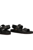 תמונת תקריב של סנדלי סלינג בק עור