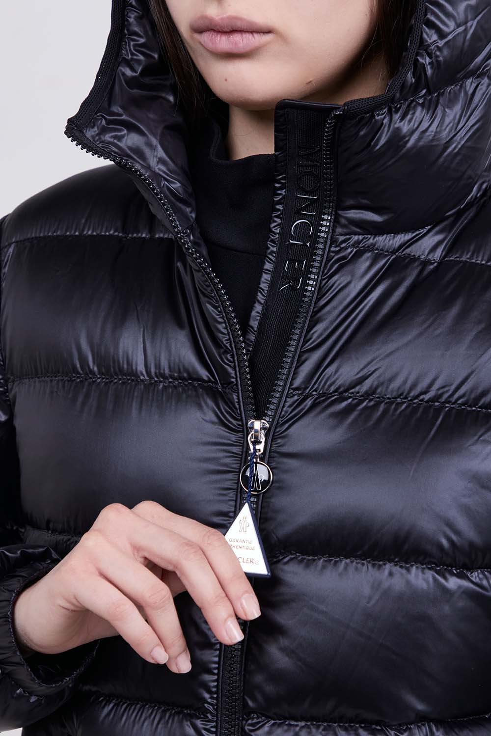 תמונת תקריב דוגמן של מעיל פוך קצר