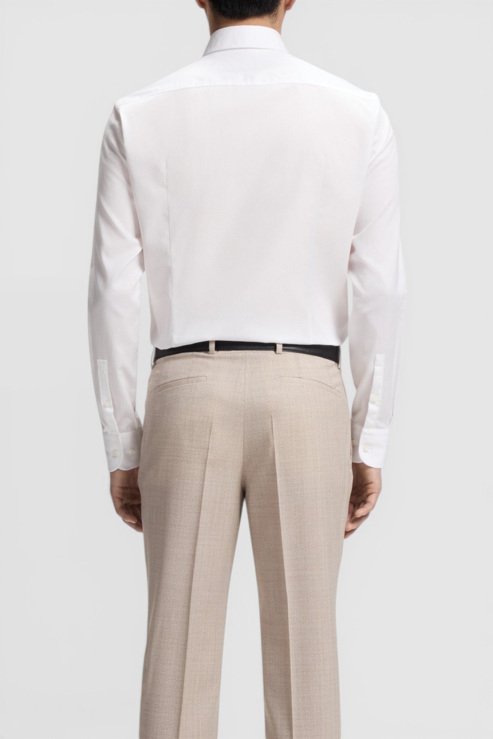 תמונת דוגמן אחורית של חולצה מכופתרת בגזרה ישרה