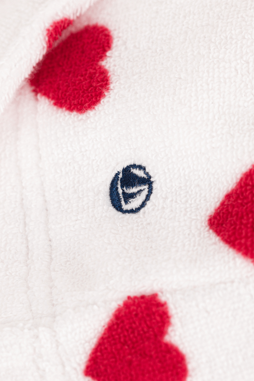 תמונת תקריב של חלוק רחצה עם הדפס לבבות