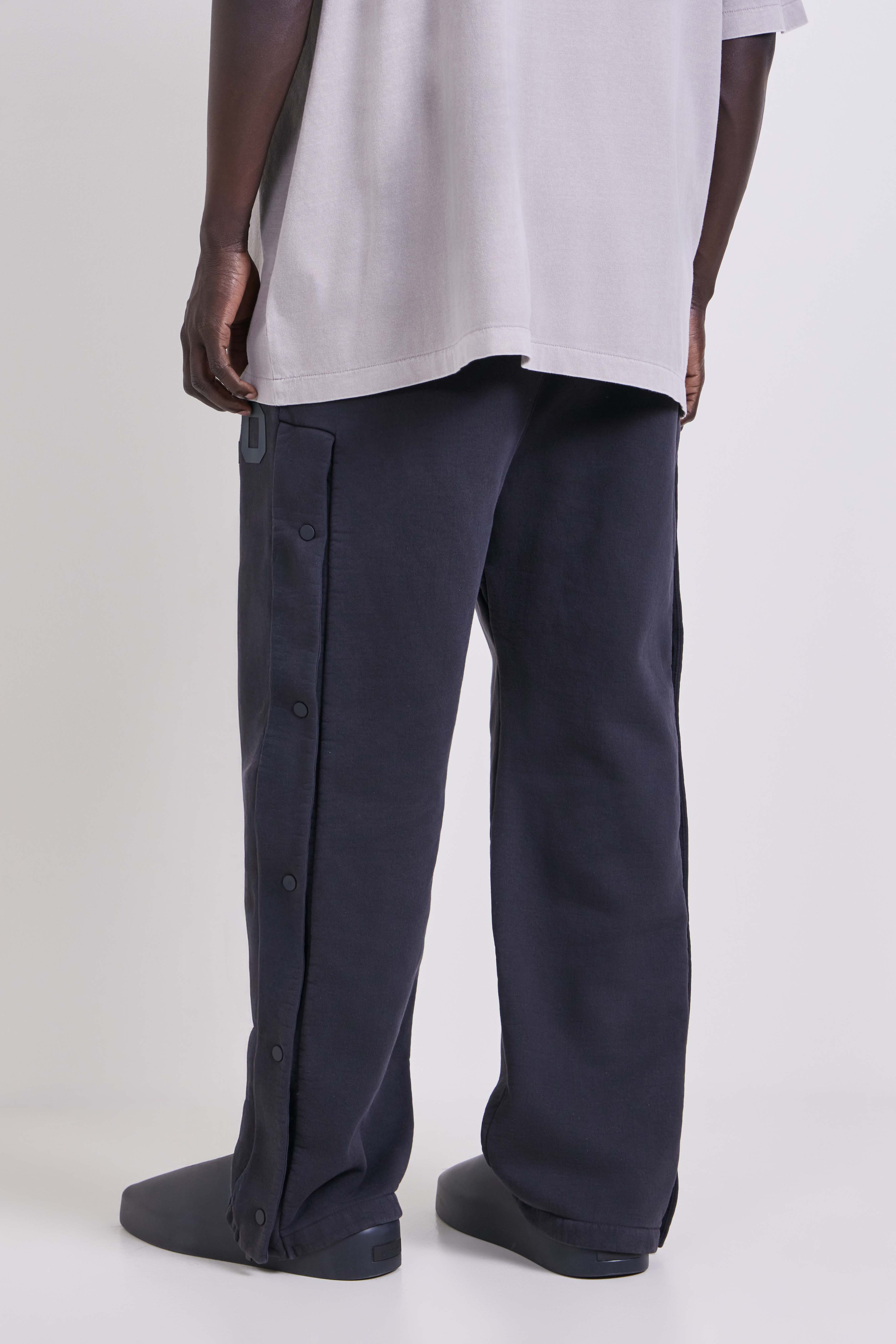 תמונת דוגמן אחורית של מכנסי ג'וגר בגזרה רחבה