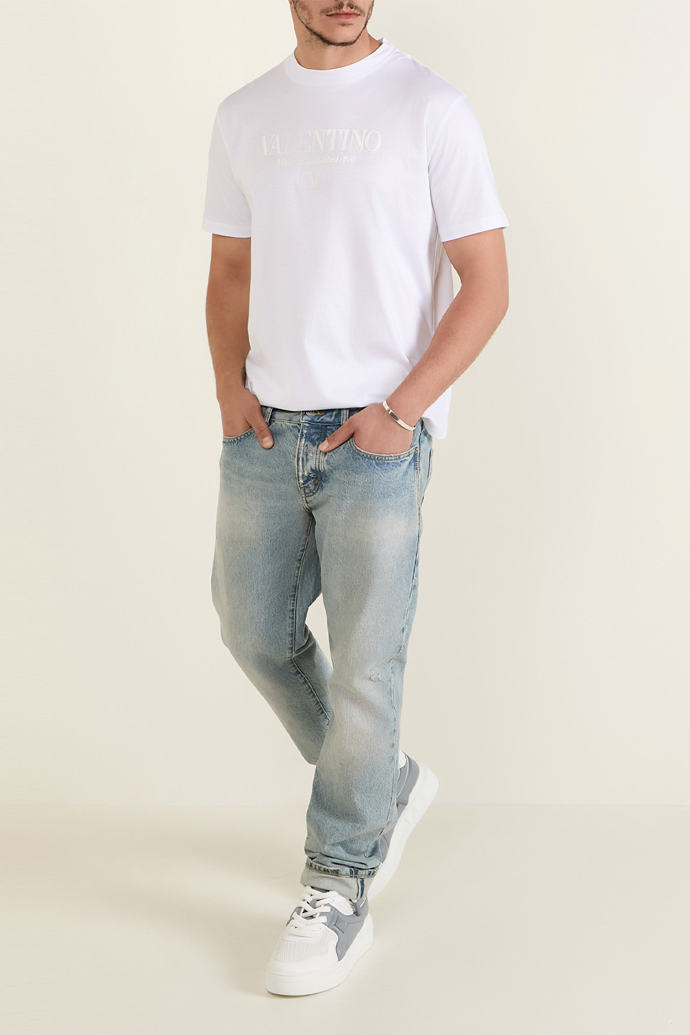 תמונת דוגמן קידמית של נעלי סניקרס