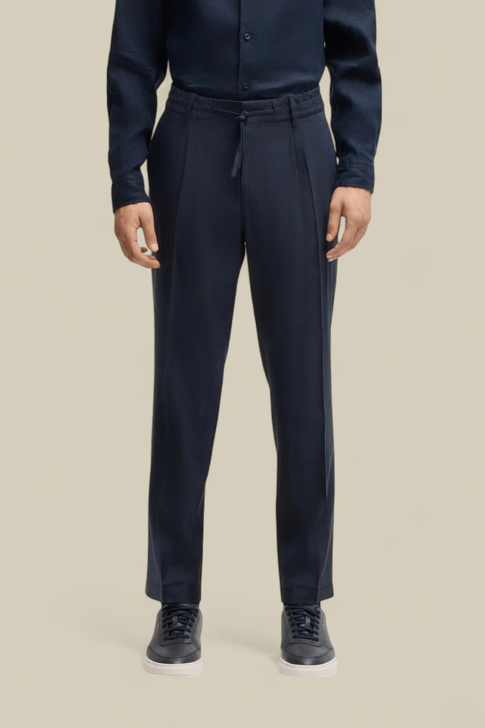 תמונת דוגמן קידמית של מכנסיים מחויטים