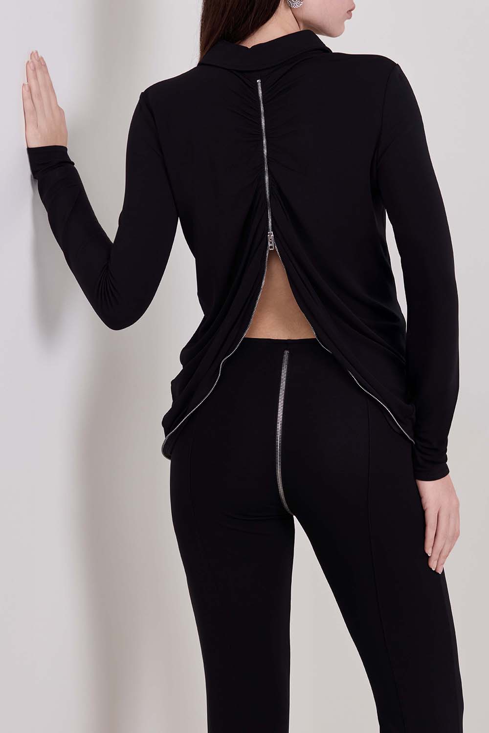 תמונת דוגמן אחורית של חולצת רוכסן