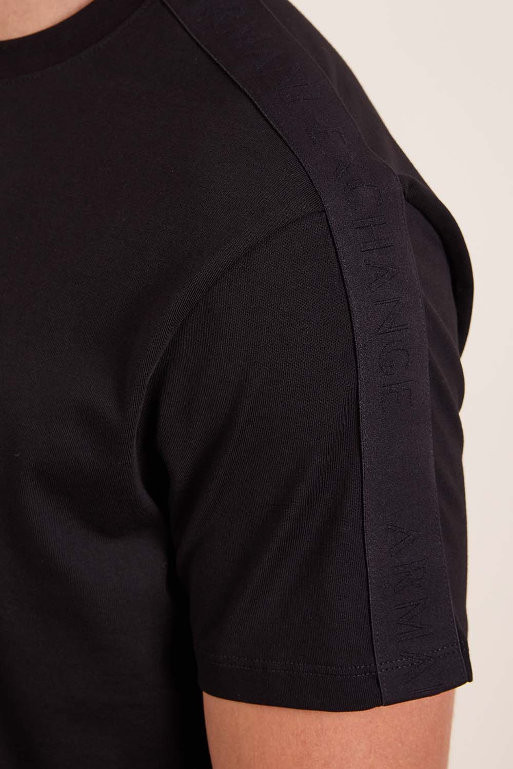 תמונת תקריב דוגמן של חולצת טי