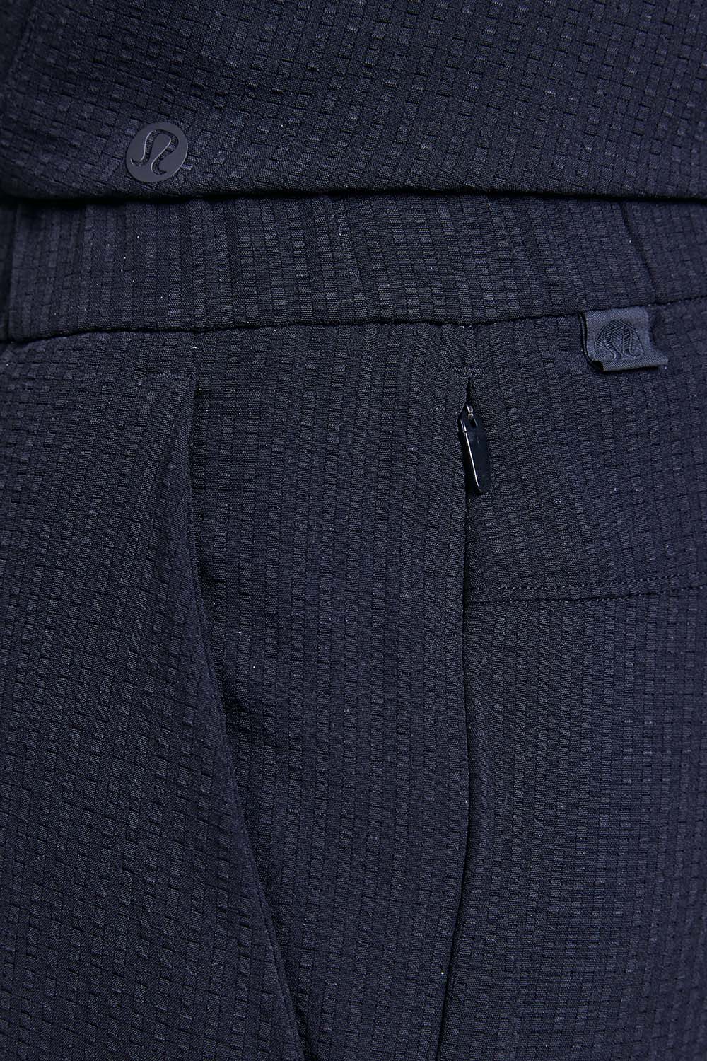 תמונת תקריב דוגמן של ABC WovenAir Pull-On Short 7