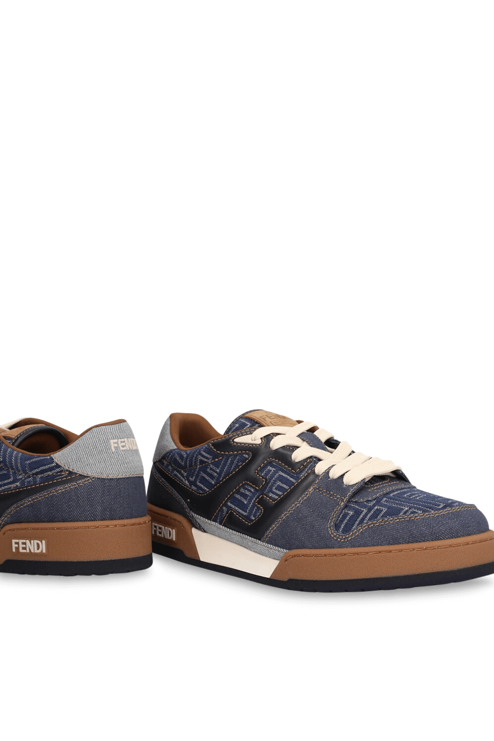 תמונת תקריב של נעלי סניקרס ג'ינס