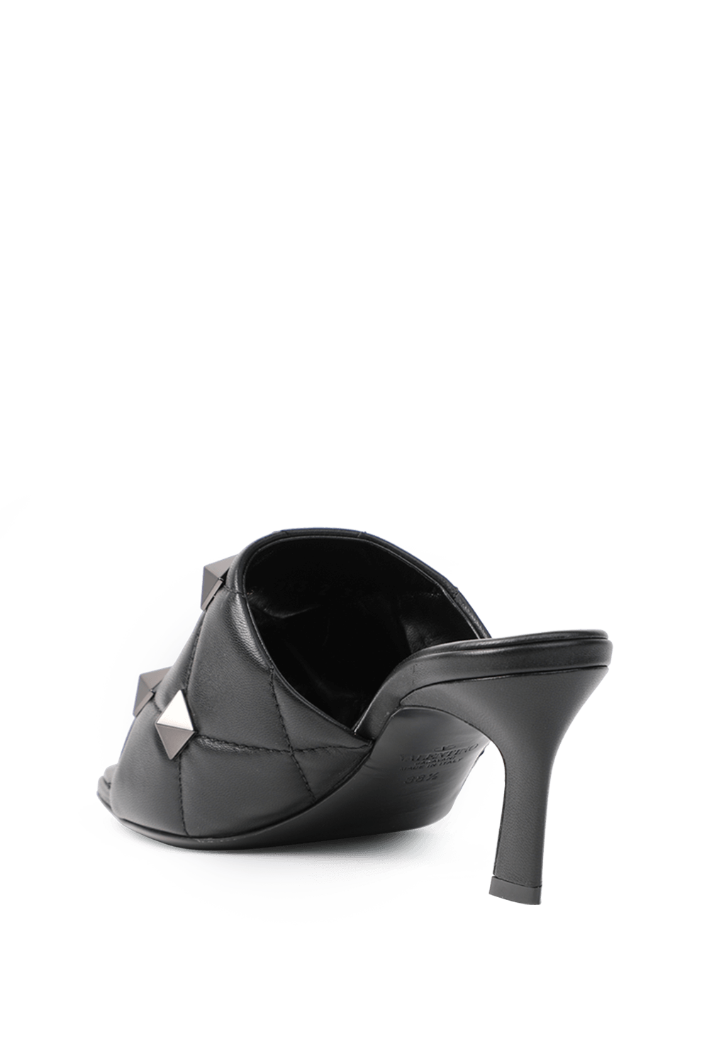 תמונה אחורית של סנדלי עקב שחורים מעור עם ניטים כסופים