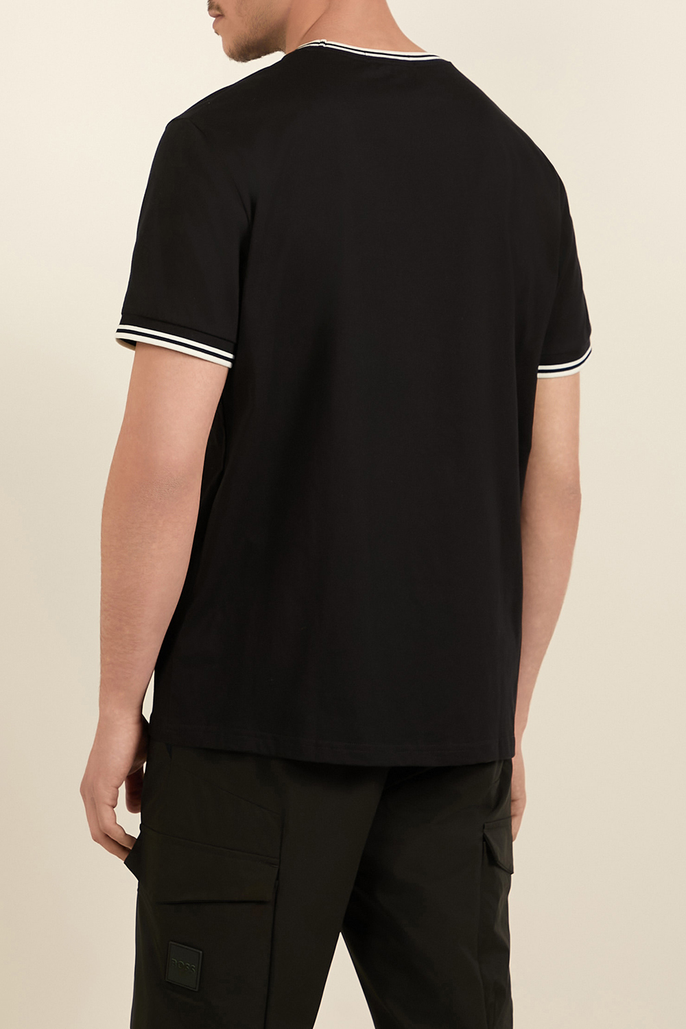 תמונת דוגמן אחורית של חולצת טי