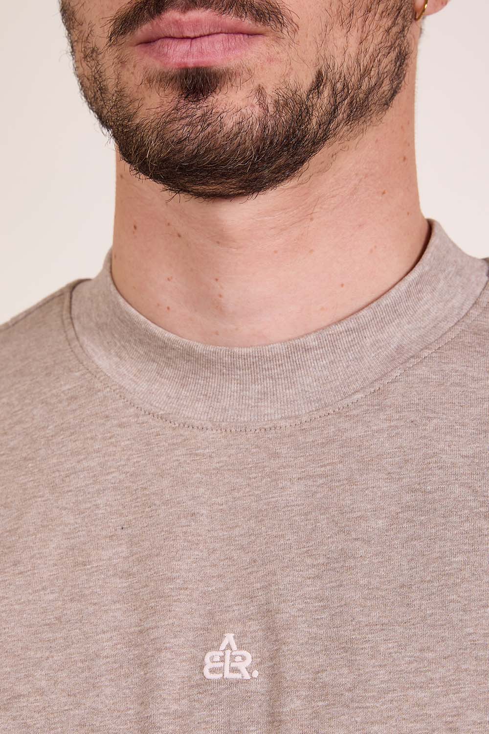 תמונת תקריב דוגמן של טישירט שרוול קצר