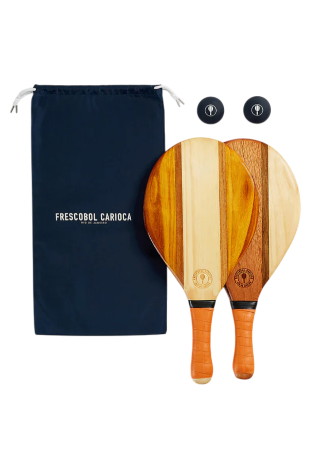 תמונת תקריב של סט מחבטי החוף