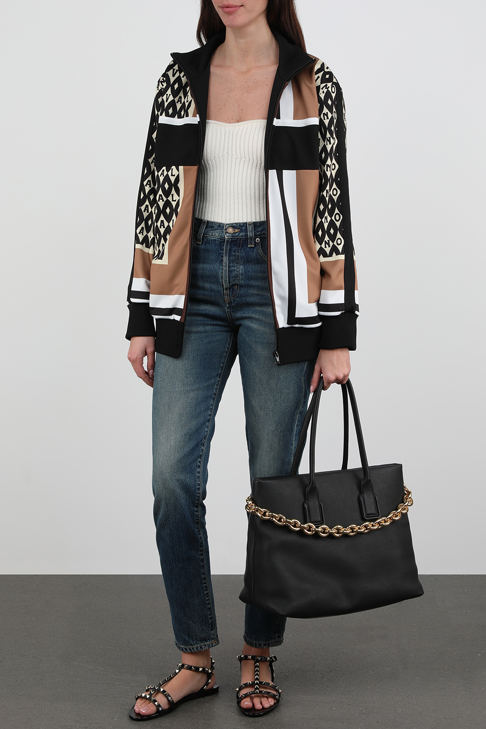 תמונת דוגמן קידמית של תיק סיינט ג'רמייו שחור עם שרשרת זהובה