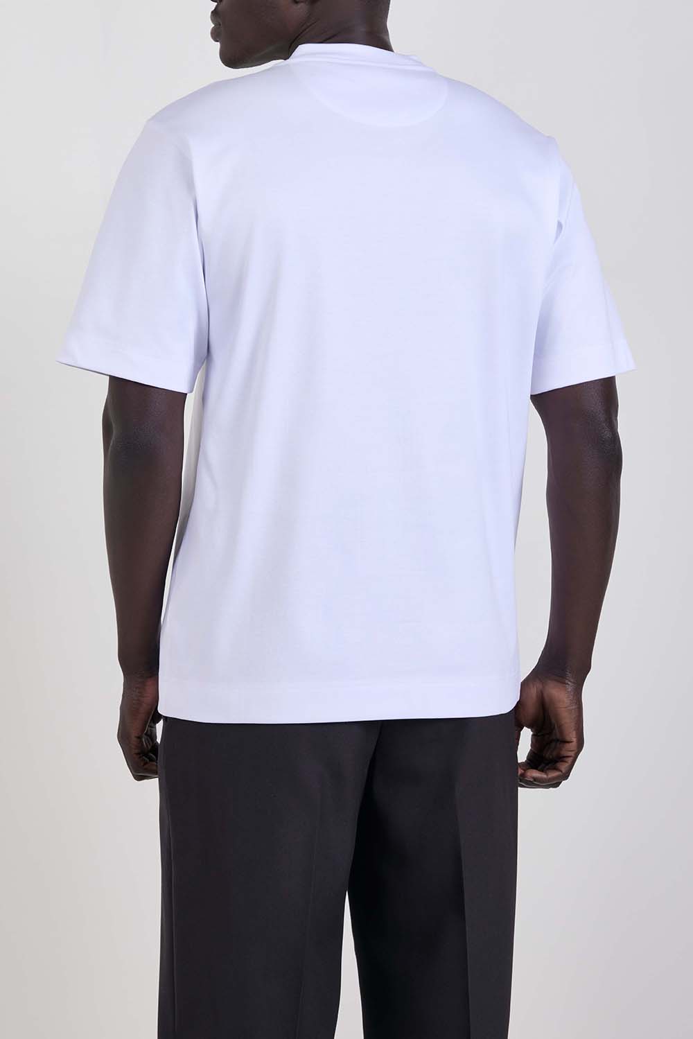 תמונת דוגמן אחורית של חולצת טי אוברסייז