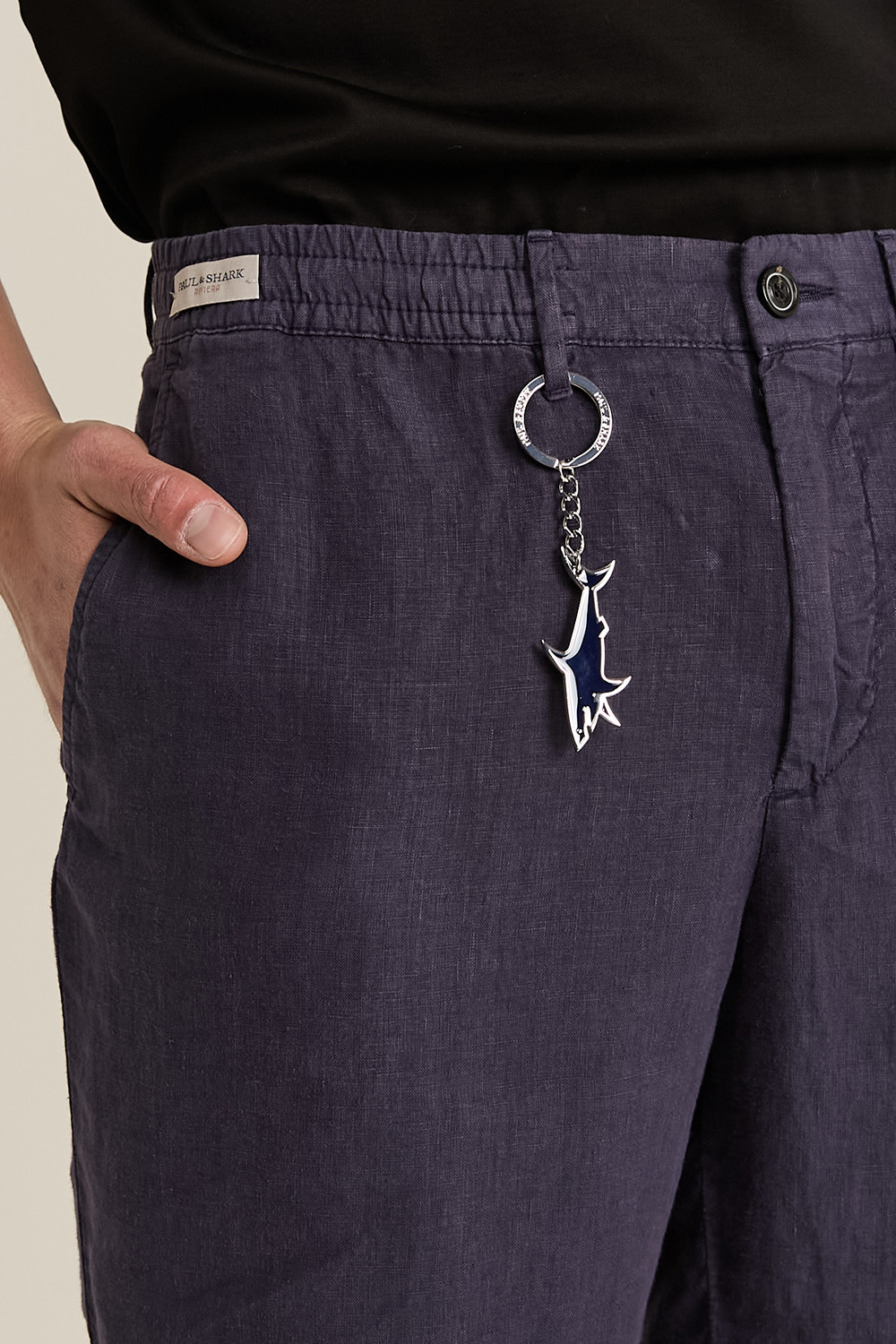 תמונת תקריב דוגמן של מכנסי ברמודה פלאס סייז