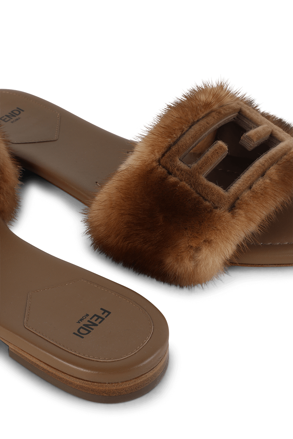 תמונת תקריב של כפכפי עור שטוחים 