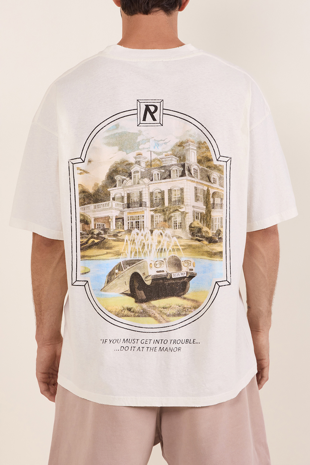 תמונת תקריב דוגמן של חולצת טי ריבר מנור