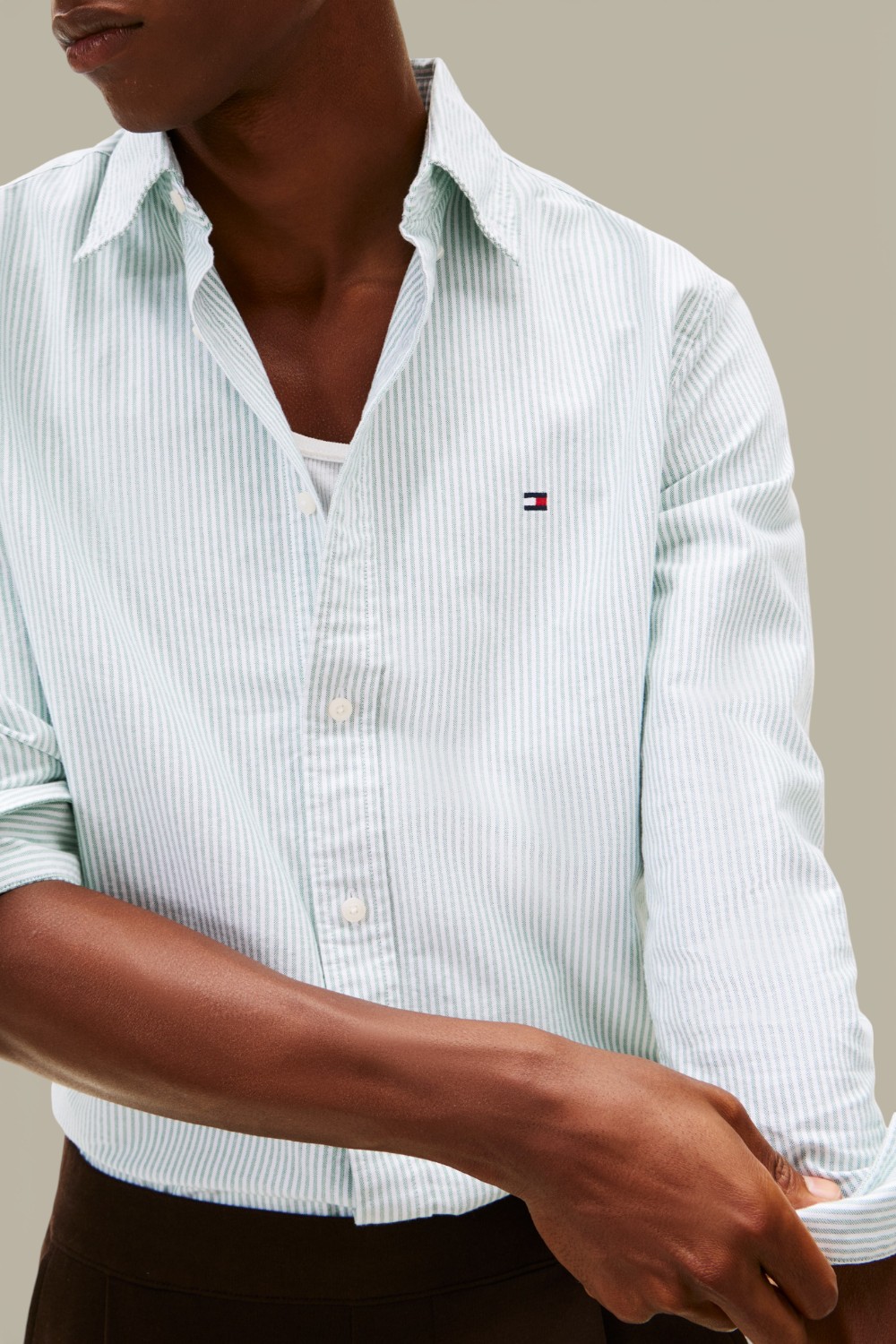 תמונת תקריב דוגמן של חולצת כפתורים אוקספורד