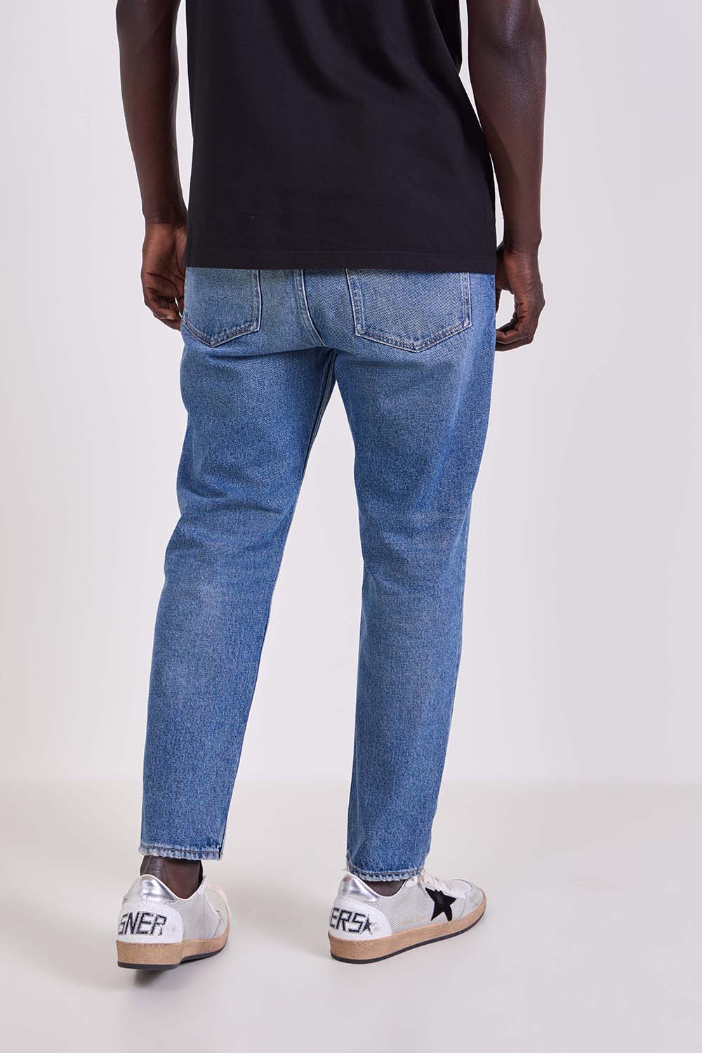 תמונת דוגמן אחורית של מכנסי ג'ינס בגזרת סלים