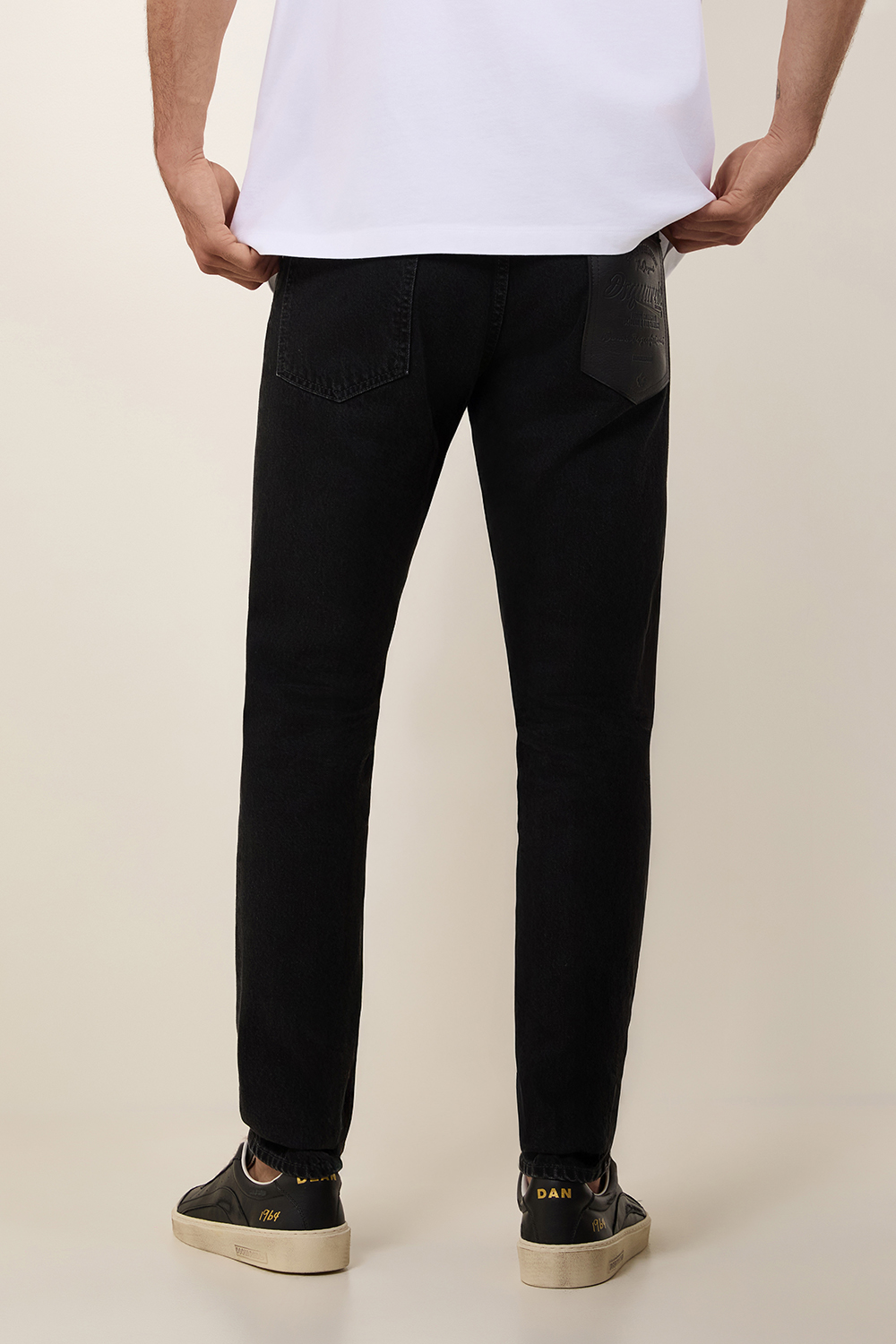 תמונת דוגמן אחורית של מכנסי ג'ינס סלים פיט