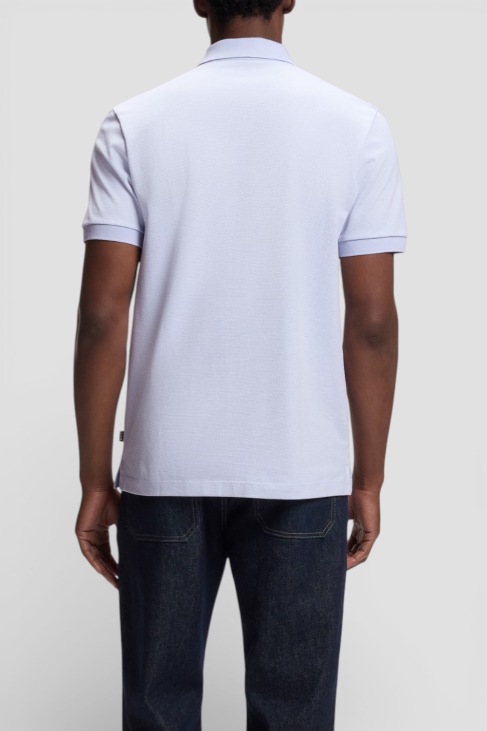 תמונת דוגמן אחורית של חולצת פולו