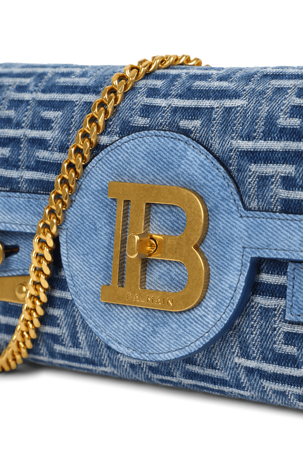 תמונת תקריב של תיק כתף בי-באז מג'ינס עם לוגו