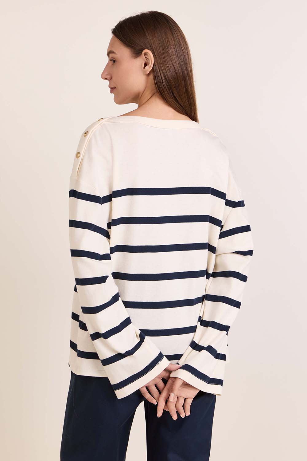 תמונת דוגמן אחורית של חולצת טי עם כפתורים זהובים