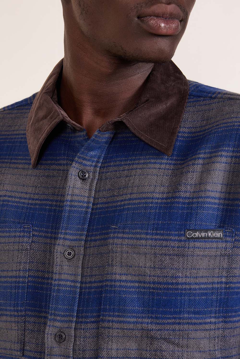 תמונת תקריב דוגמן של חולצת ז'קט סלים-פיט