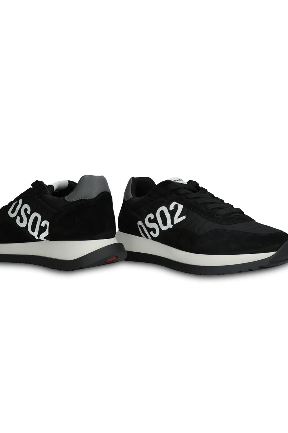 תמונת תקריב של נעלי סניקרס