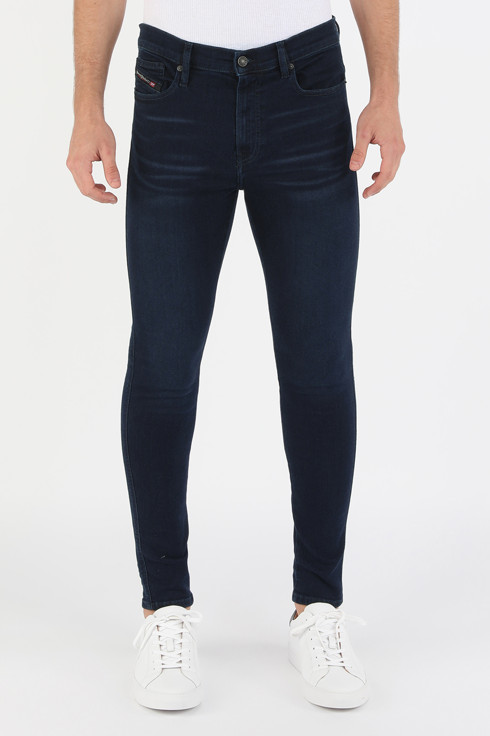 תמונת דוגמן קידמית של מכנסי ג'ינס דיסטורט סקיני בשטיפה כהה