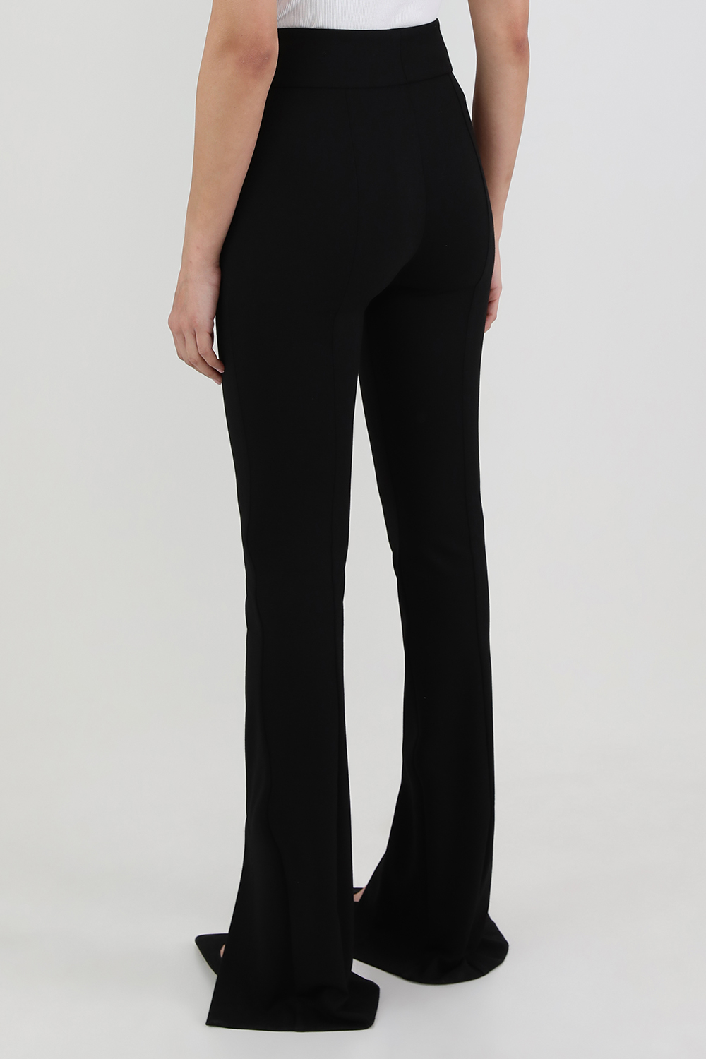 תמונת דוגמן אחורית של מכנסיים מחויטים עם שסע