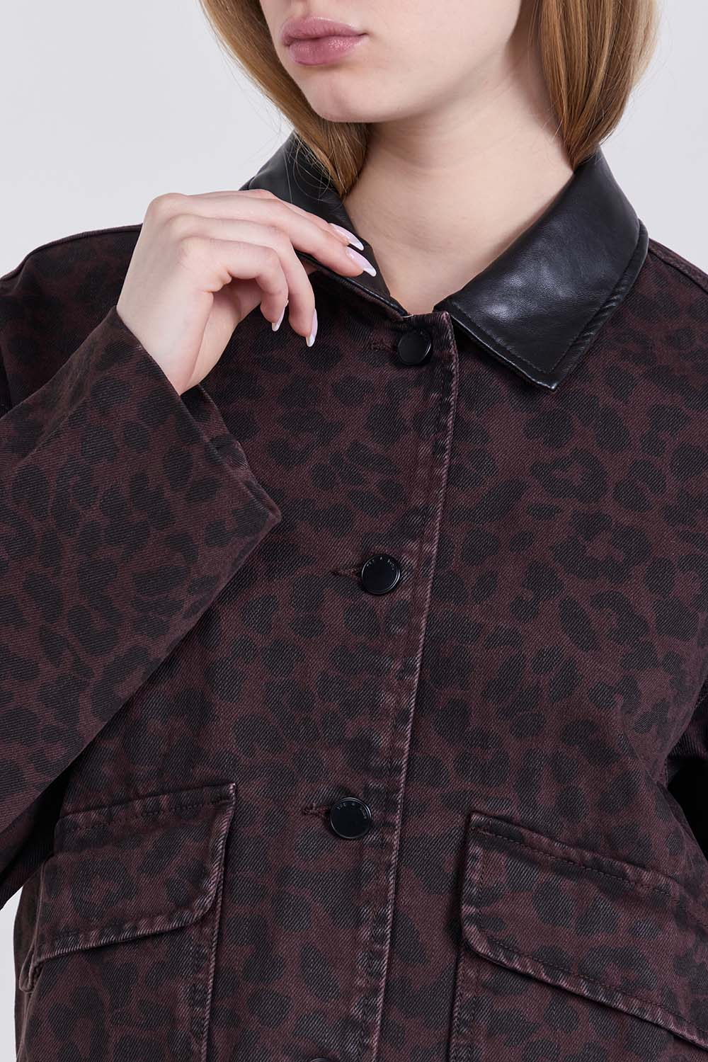 תמונת תקריב דוגמן של ז'קט בהדפס מנומר